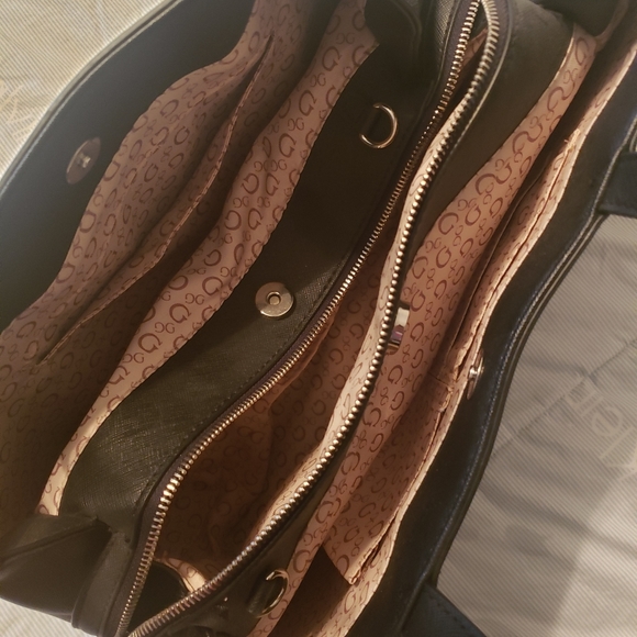 Guess 👜 - Picture 2 of 3